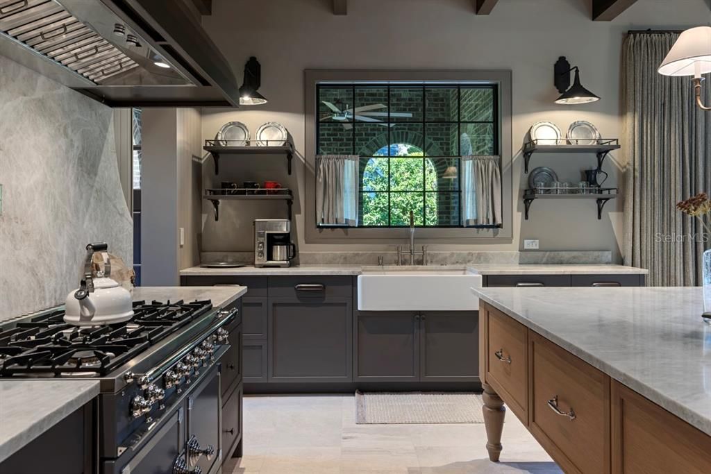 En Venta: $4,400,000 (4 camas, 5 baños, 3720 Pies cuadrados)