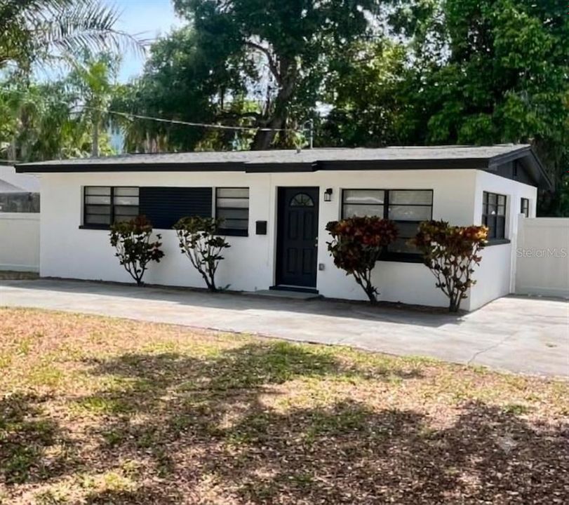 For Sale: $489,000 (2 beds, 1 baths, 864 Square Feet)