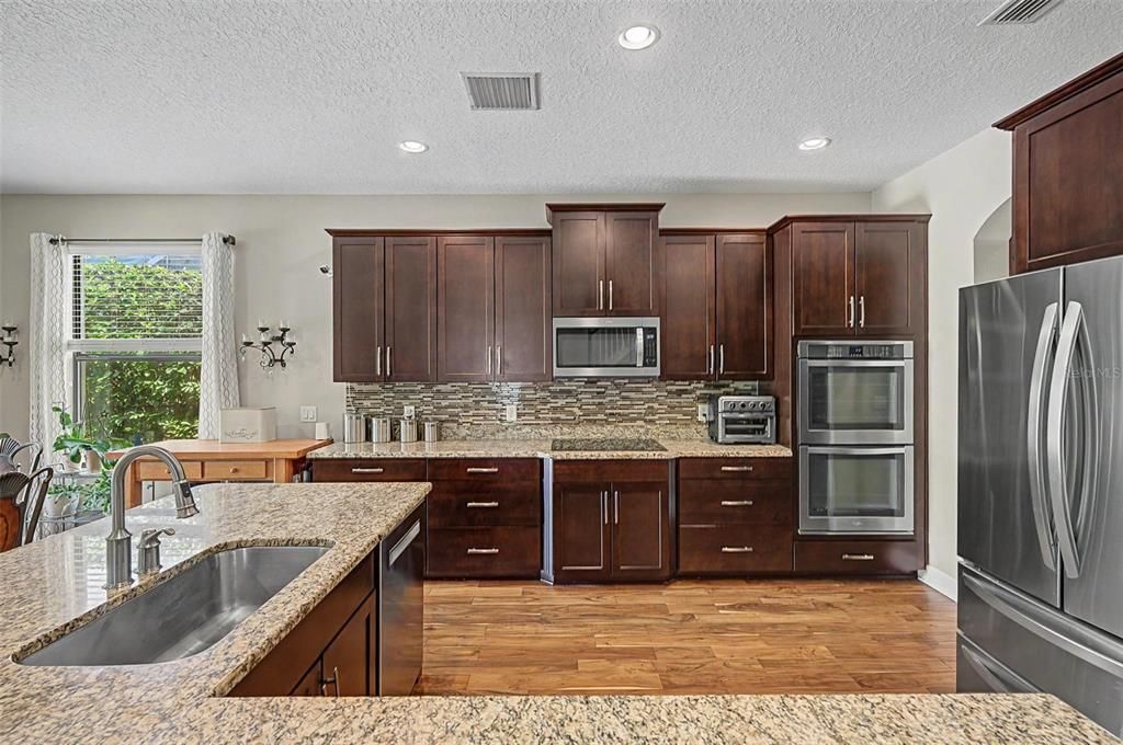En Venta: $659,000 (4 camas, 2 baños, 3232 Pies cuadrados)