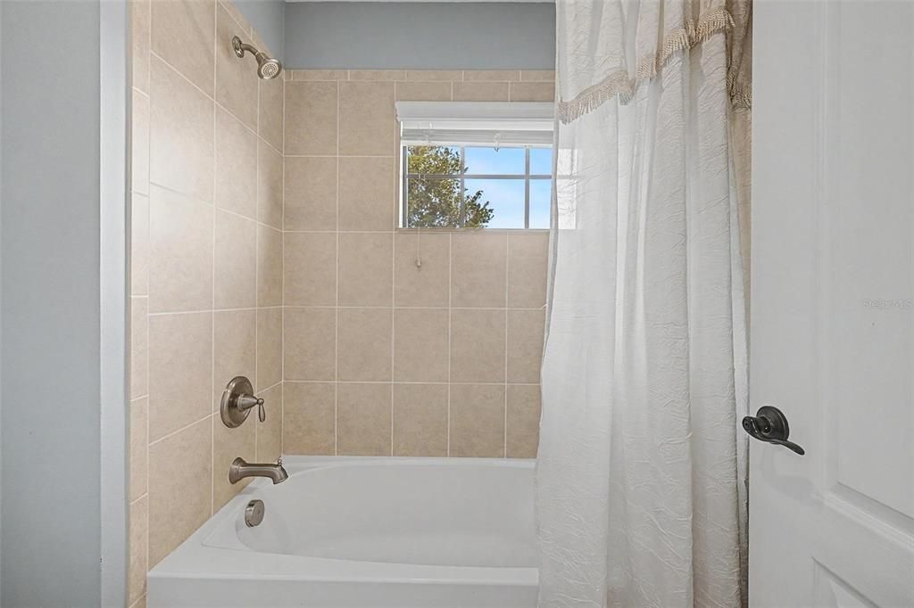 En Venta: $659,000 (4 camas, 2 baños, 3232 Pies cuadrados)