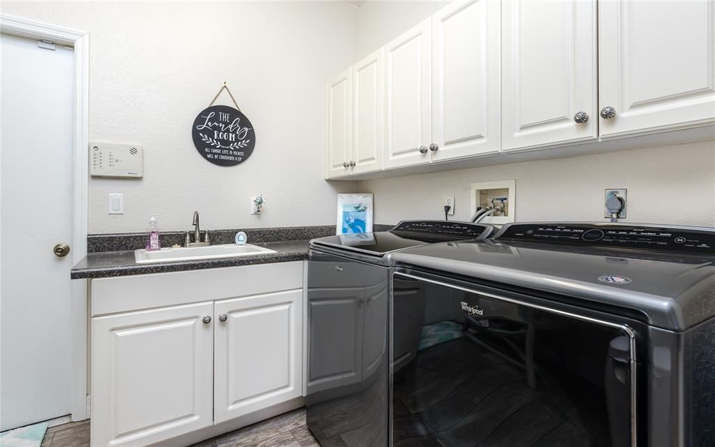En Venta: $799,900 (3 camas, 2 baños, 2311 Pies cuadrados)