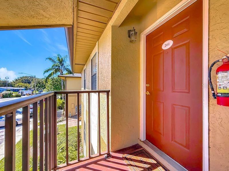 For Sale: $159,000 (2 beds, 2 baths, 901 Square Feet)