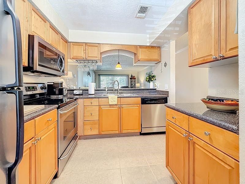 For Sale: $159,000 (2 beds, 2 baths, 901 Square Feet)