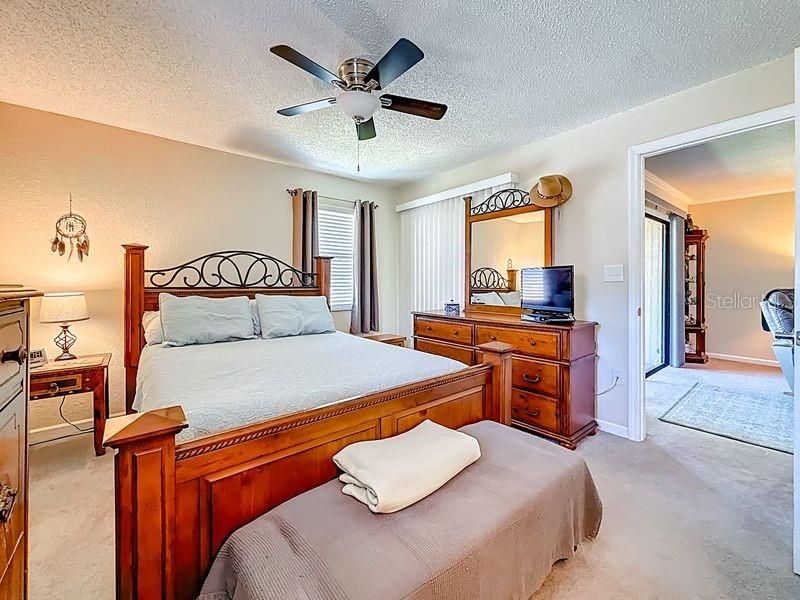 For Sale: $159,000 (2 beds, 2 baths, 901 Square Feet)