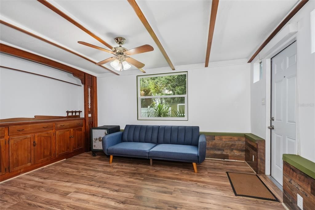 For Sale: $260,000 (3 beds, 1 baths, 1422 Square Feet)