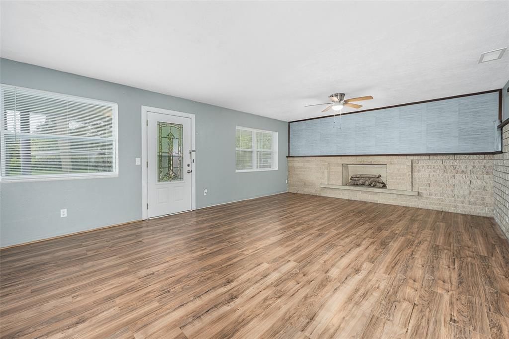 For Sale: $260,000 (3 beds, 1 baths, 1422 Square Feet)