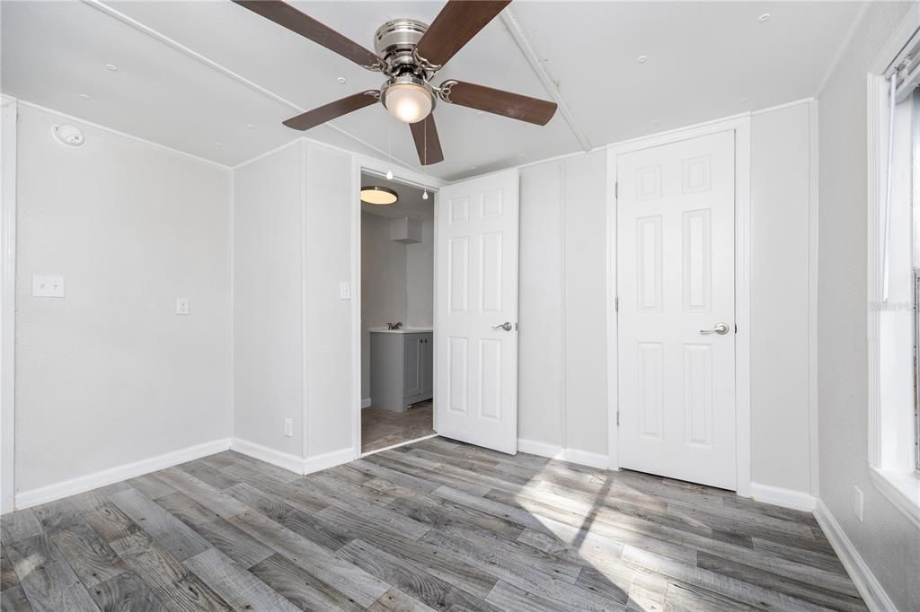 For Sale: $100,000 (2 beds, 2 baths, 784 Square Feet)
