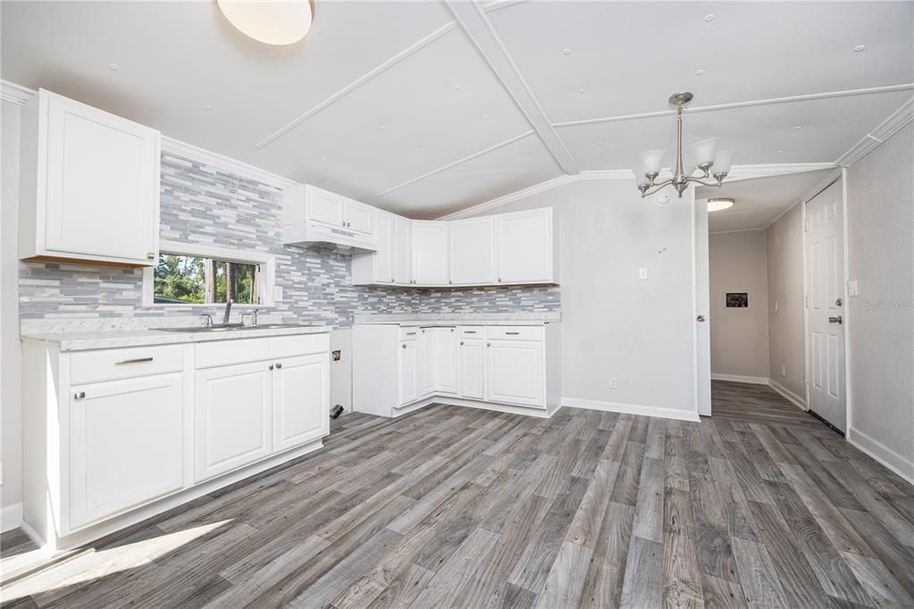 For Sale: $100,000 (2 beds, 2 baths, 784 Square Feet)