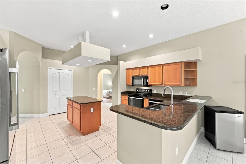 En Venta: $669,000 (4 camas, 3 baños, 2713 Pies cuadrados)