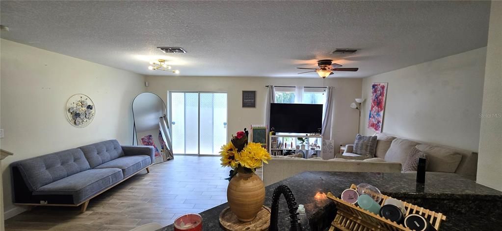 For Sale: $220,000 (2 beds, 2 baths, 1364 Square Feet)