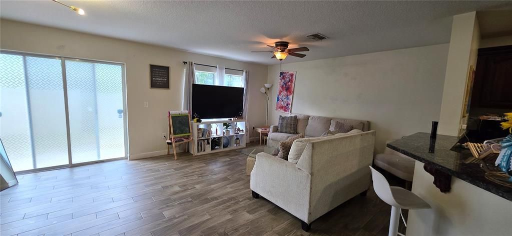 For Sale: $220,000 (2 beds, 2 baths, 1364 Square Feet)