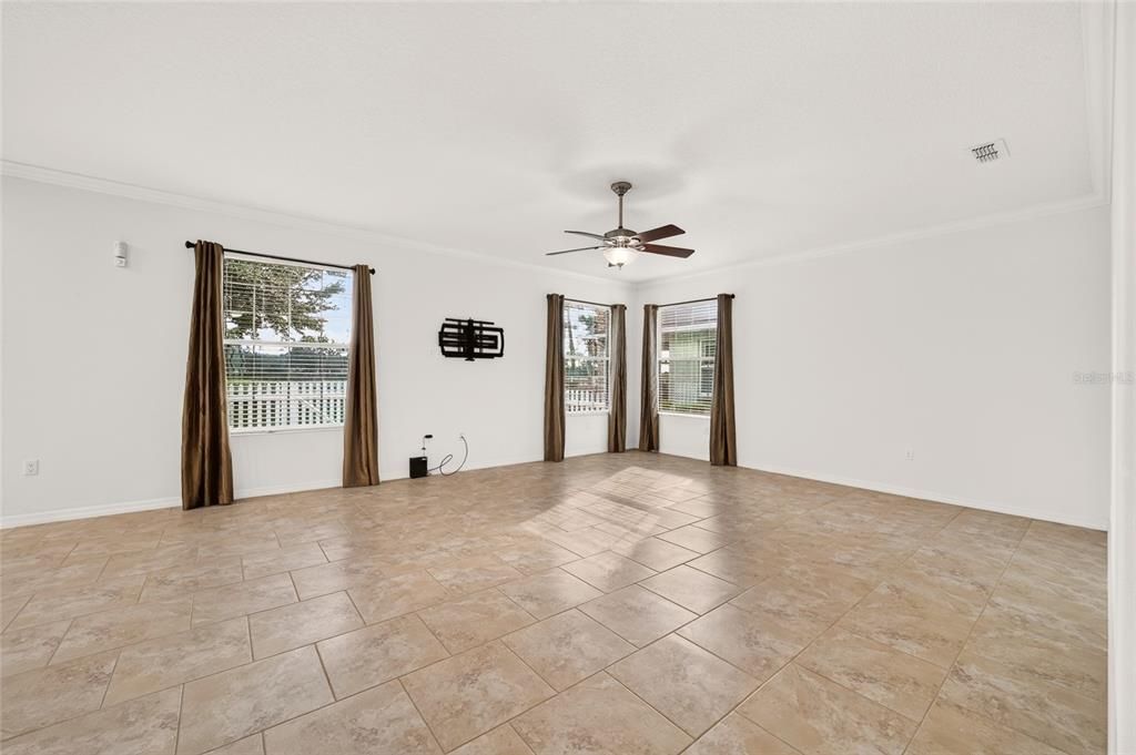 En Venta: $399,900 (3 camas, 2 baños, 2357 Pies cuadrados)