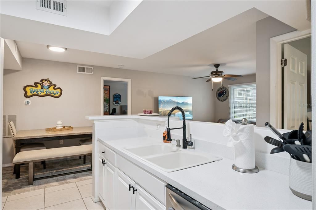 En Venta: $215,000 (2 camas, 2 baños, 937 Pies cuadrados)