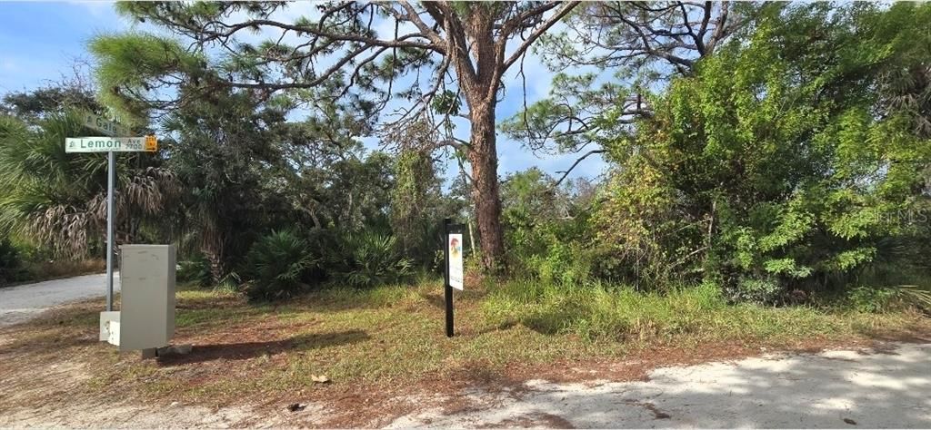 На продажу: $259,999 (0.43 acres)