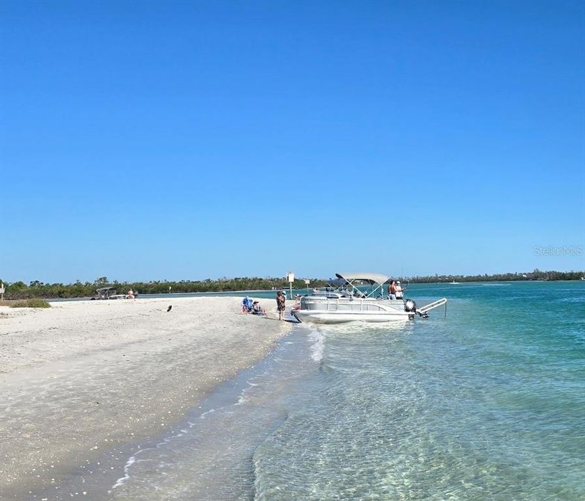 На продажу: $259,999 (0.43 acres)