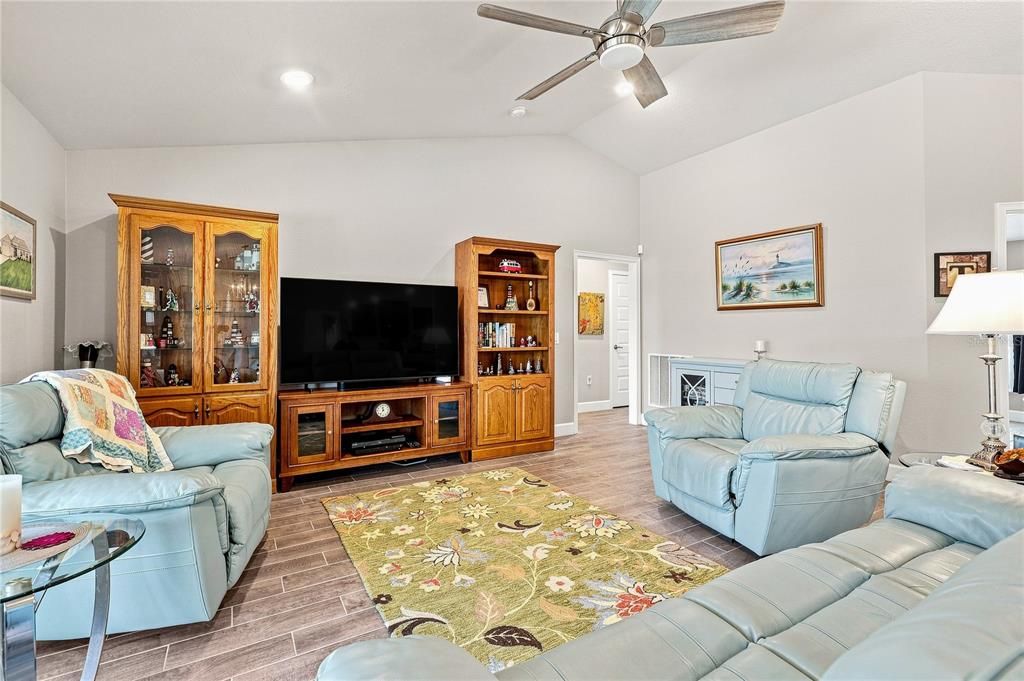 For Sale: $499,900 (4 beds, 2 baths, 1754 Square Feet)