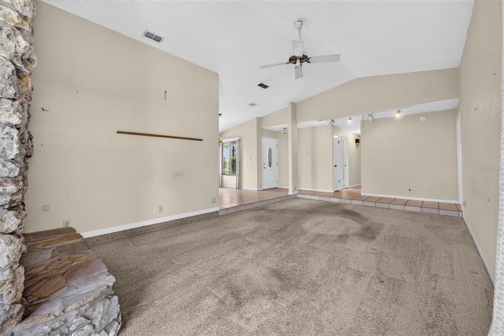 For Sale: $325,000 (3 beds, 2 baths, 1524 Square Feet)