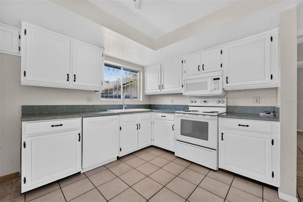 For Sale: $325,000 (3 beds, 2 baths, 1524 Square Feet)