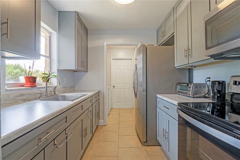 For Sale: $262,900 (2 beds, 2 baths, 1025 Square Feet)