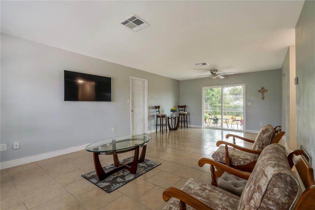 For Sale: $262,900 (2 beds, 2 baths, 1025 Square Feet)