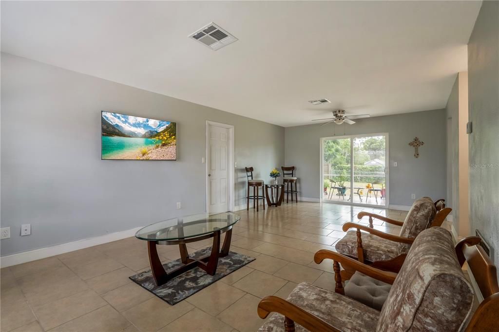 For Sale: $262,900 (2 beds, 2 baths, 1025 Square Feet)