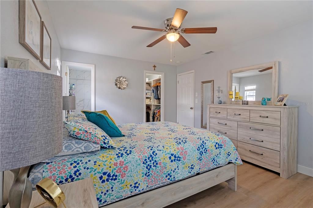 For Sale: $262,900 (2 beds, 2 baths, 1025 Square Feet)