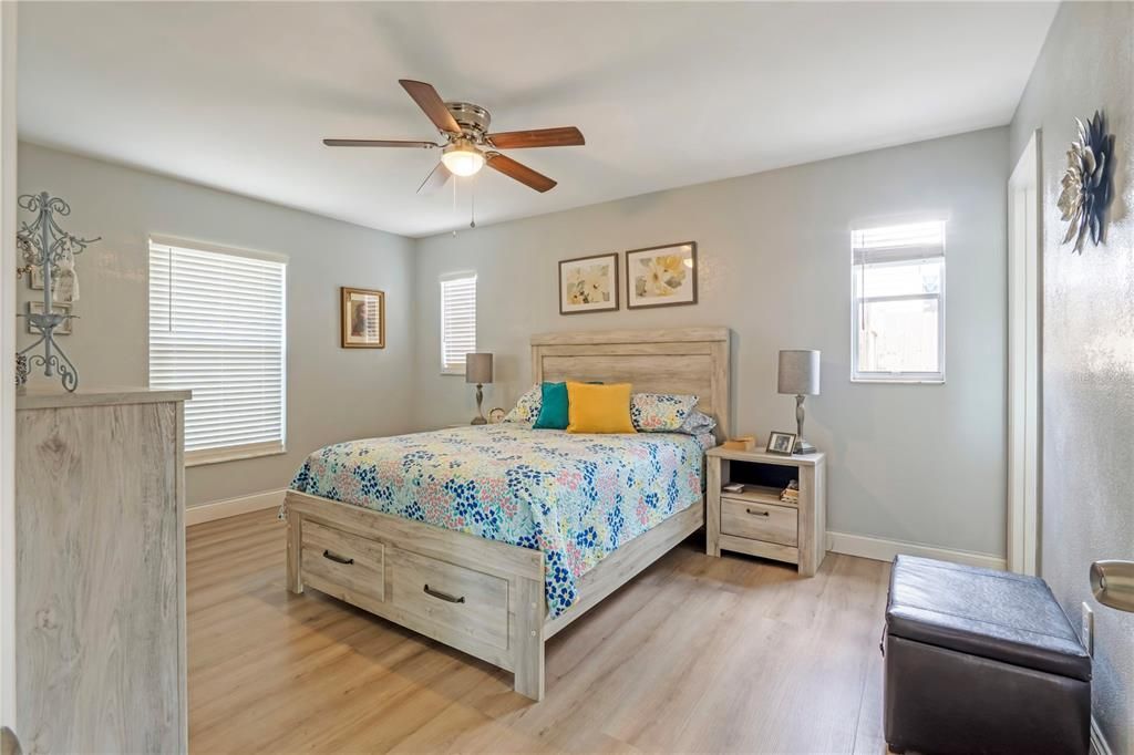 For Sale: $262,900 (2 beds, 2 baths, 1025 Square Feet)