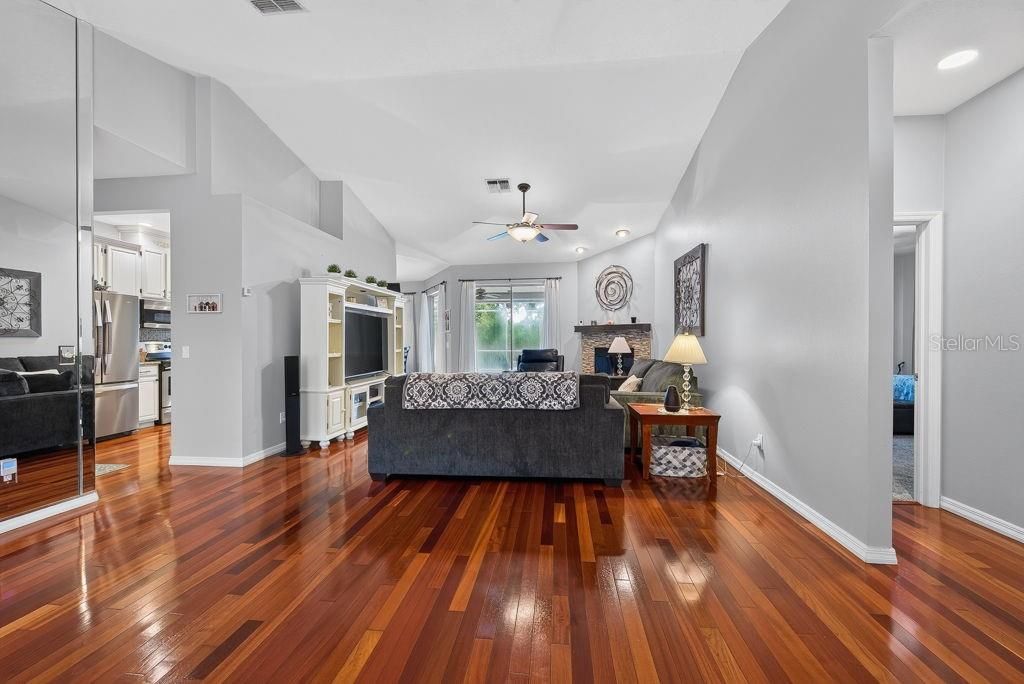 En Venta: $500,000 (3 camas, 3 baños, 2077 Pies cuadrados)