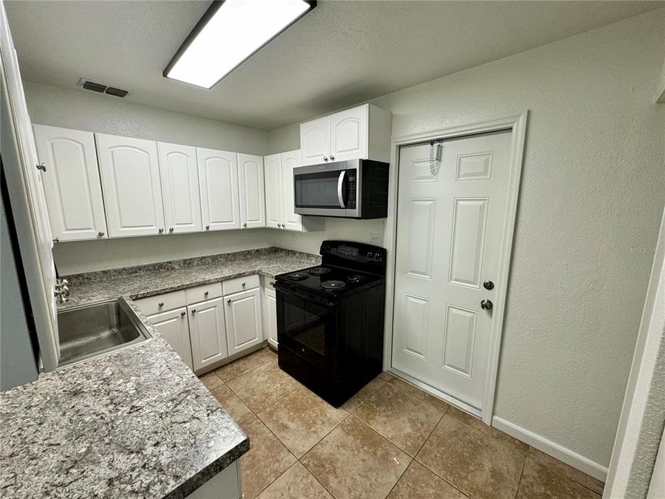 Active With Contract: $155,000 (3 beds, 2 baths, 783 Square Feet)