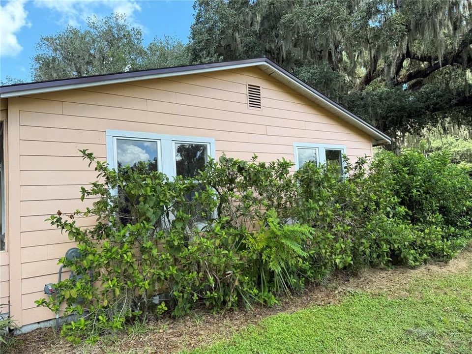For Sale: $155,000 (3 beds, 2 baths, 884 Square Feet)