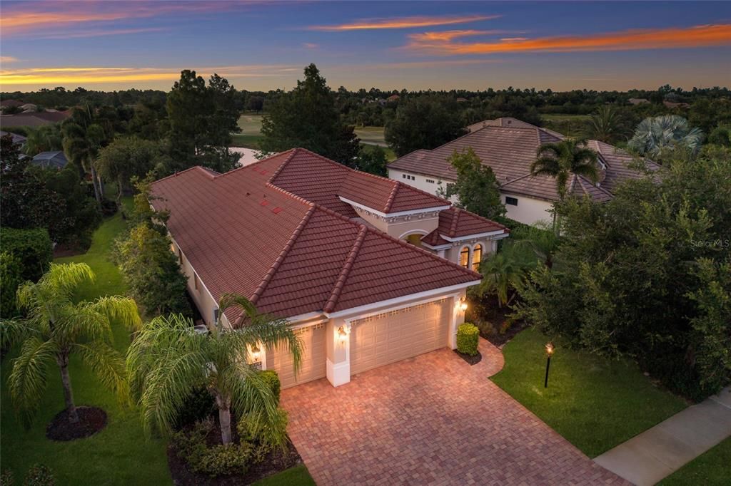 En Venta: $969,900 (3 camas, 2 baños, 2566 Pies cuadrados)