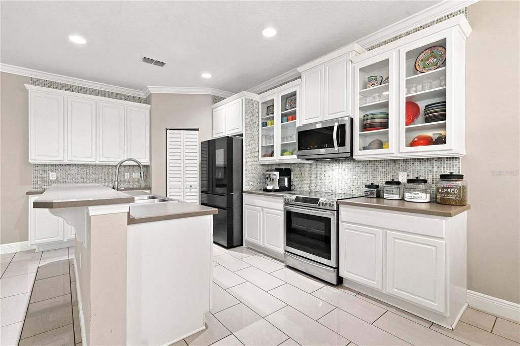 Active With Contract: $455,000 (3 beds, 2 baths, 1976 Square Feet)