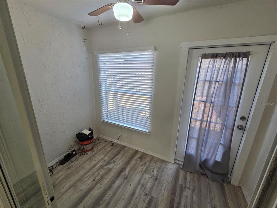 For Rent: $1,700 (2 beds, 1 baths, 1194 Square Feet)