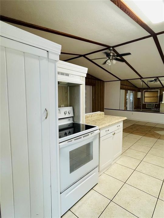 For Sale: $199,999 (2 beds, 1 baths, 816 Square Feet)