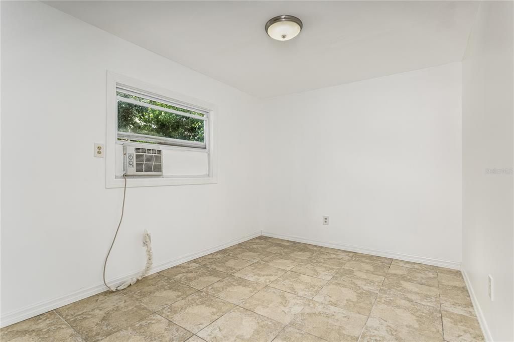 For Sale: $199,999 (2 beds, 1 baths, 816 Square Feet)