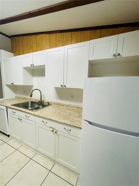 For Sale: $199,999 (2 beds, 1 baths, 816 Square Feet)