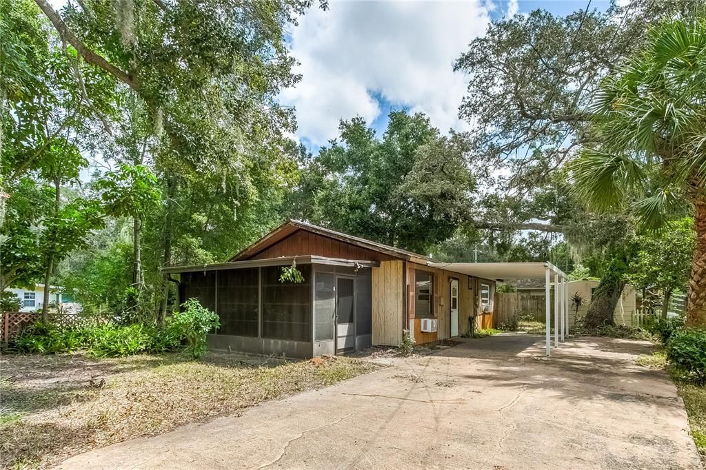 For Sale: $199,999 (2 beds, 1 baths, 816 Square Feet)