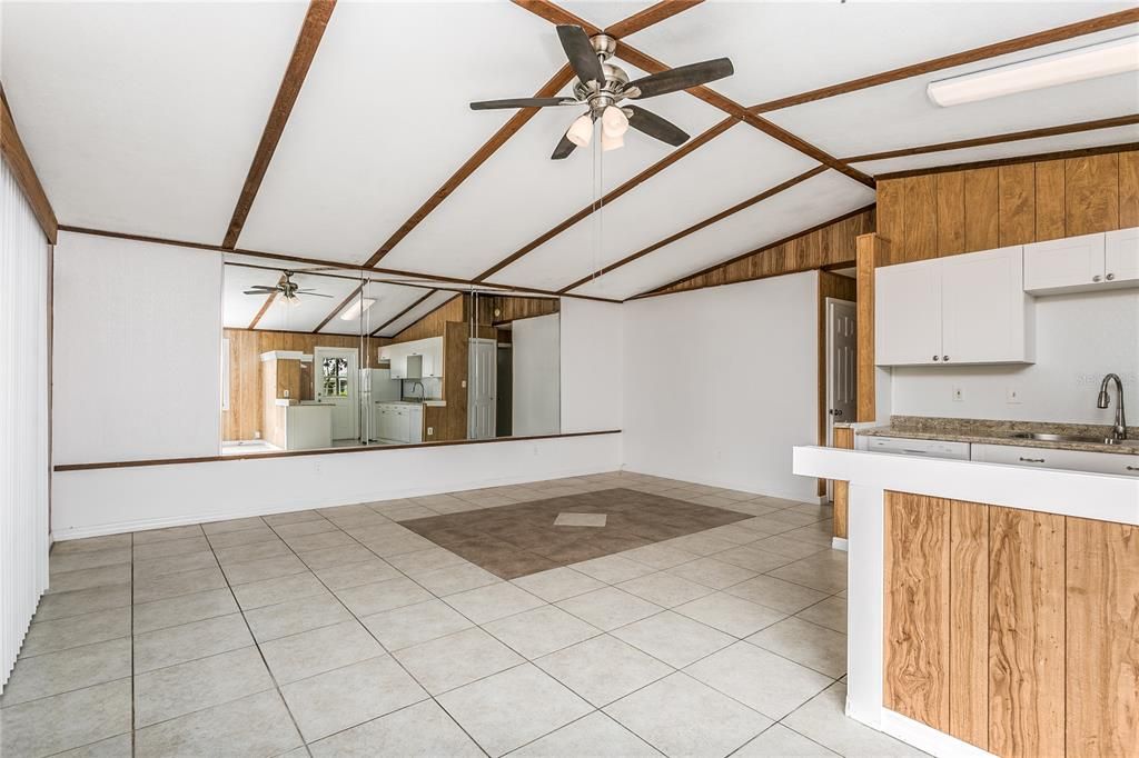 For Sale: $199,999 (2 beds, 1 baths, 816 Square Feet)