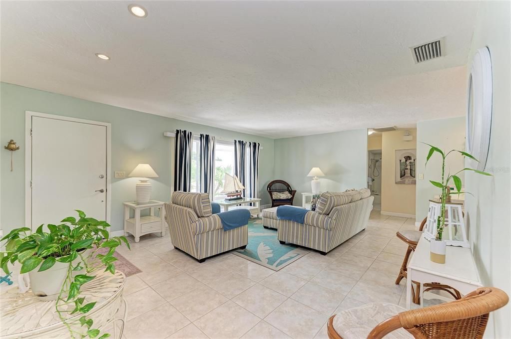 For Sale: $449,900 (2 beds, 2 baths, 1585 Square Feet)