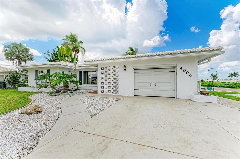 For Sale: $449,900 (2 beds, 2 baths, 1585 Square Feet)