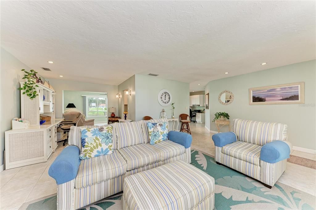 For Sale: $449,900 (2 beds, 2 baths, 1585 Square Feet)