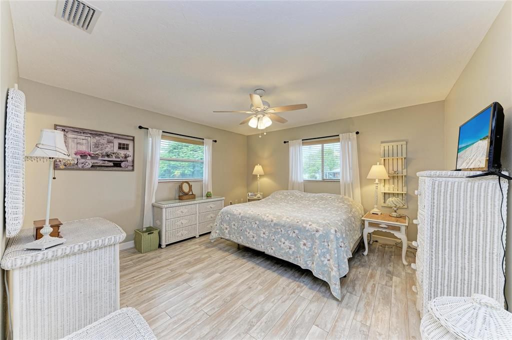 For Sale: $449,900 (2 beds, 2 baths, 1585 Square Feet)