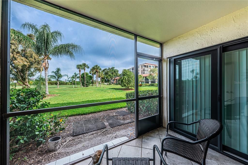 For Sale: $299,000 (2 beds, 2 baths, 890 Square Feet)