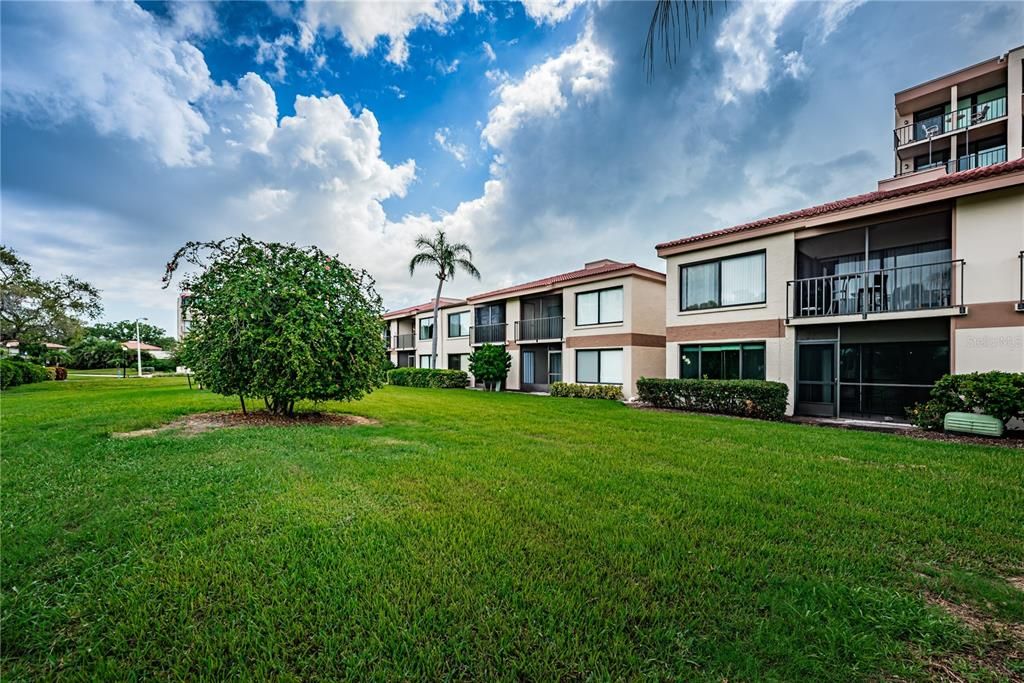 For Sale: $299,000 (2 beds, 2 baths, 890 Square Feet)
