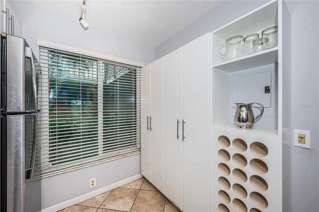 For Sale: $299,000 (2 beds, 2 baths, 890 Square Feet)