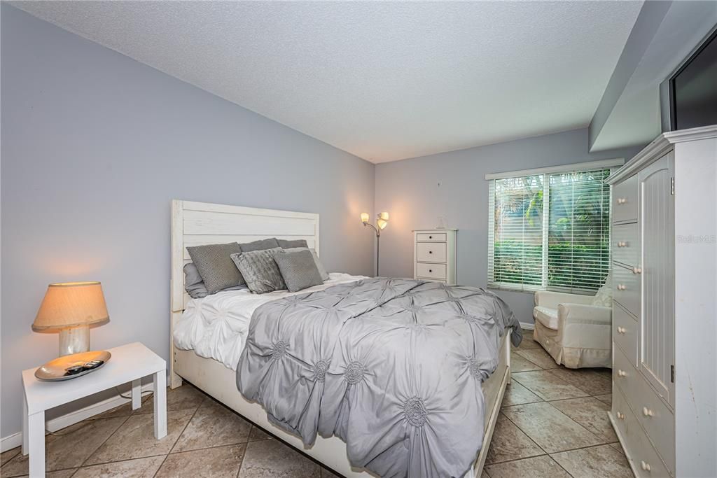 For Sale: $299,000 (2 beds, 2 baths, 890 Square Feet)