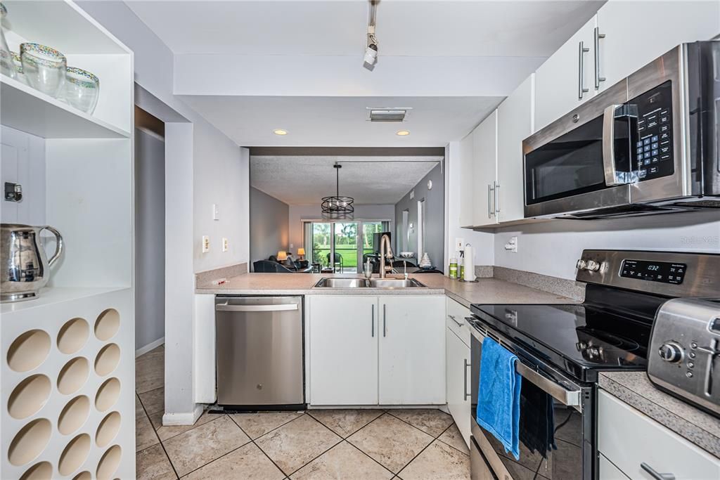 For Sale: $299,000 (2 beds, 2 baths, 890 Square Feet)