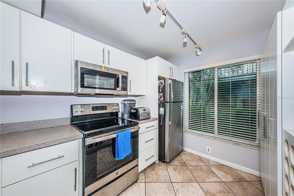For Sale: $299,000 (2 beds, 2 baths, 890 Square Feet)