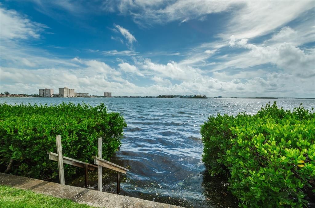 For Sale: $299,000 (2 beds, 2 baths, 890 Square Feet)