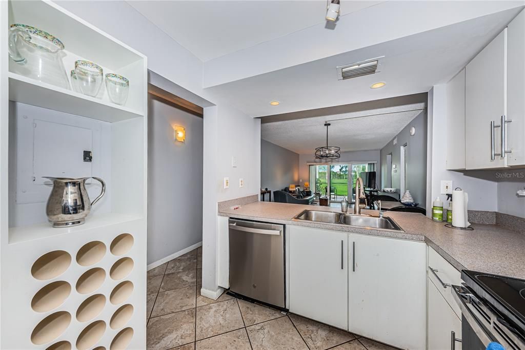 For Sale: $299,000 (2 beds, 2 baths, 890 Square Feet)